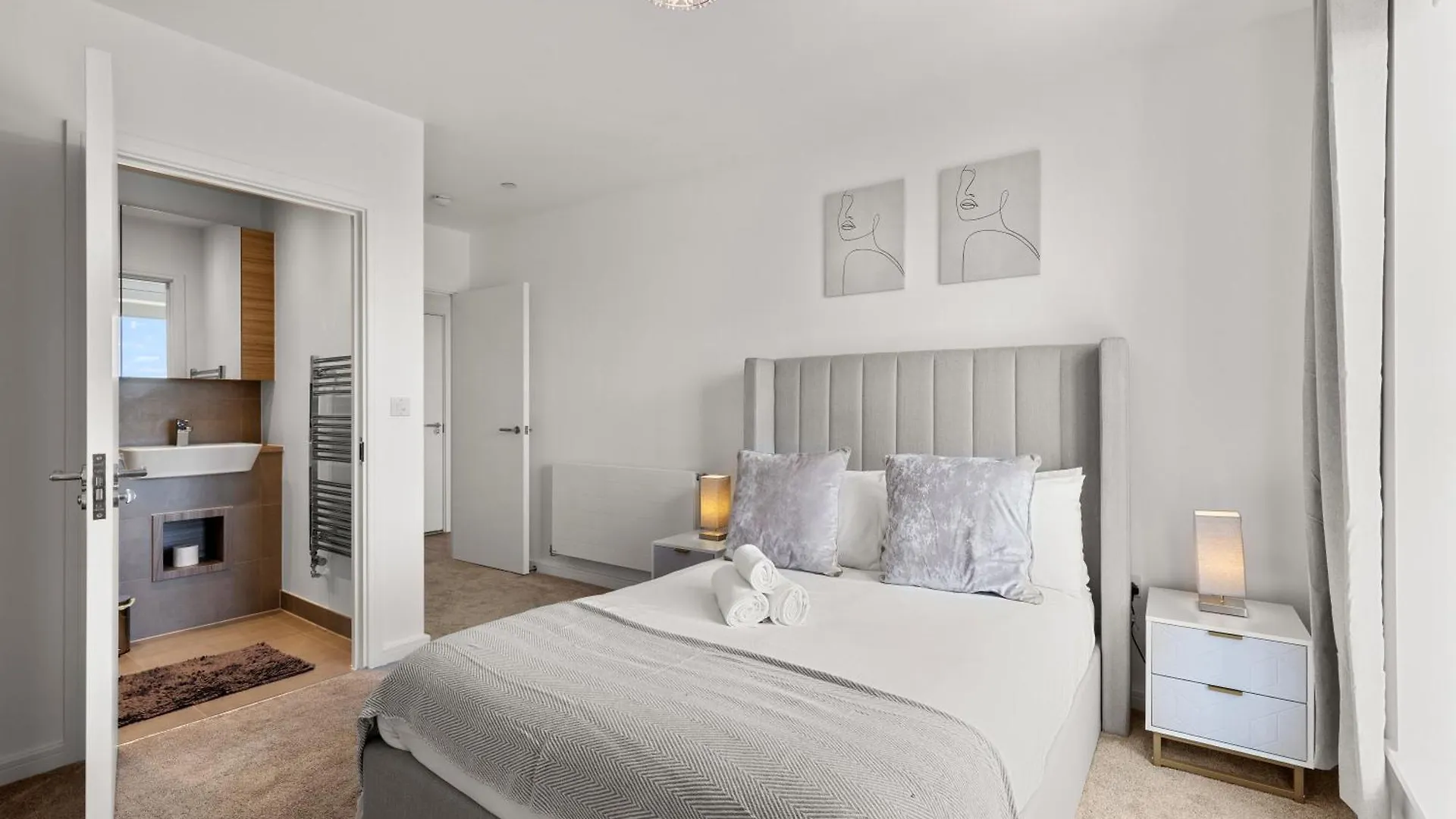 Khayat Homes - The Lasgidi - Two Bed Apt Barking  Velká Británie