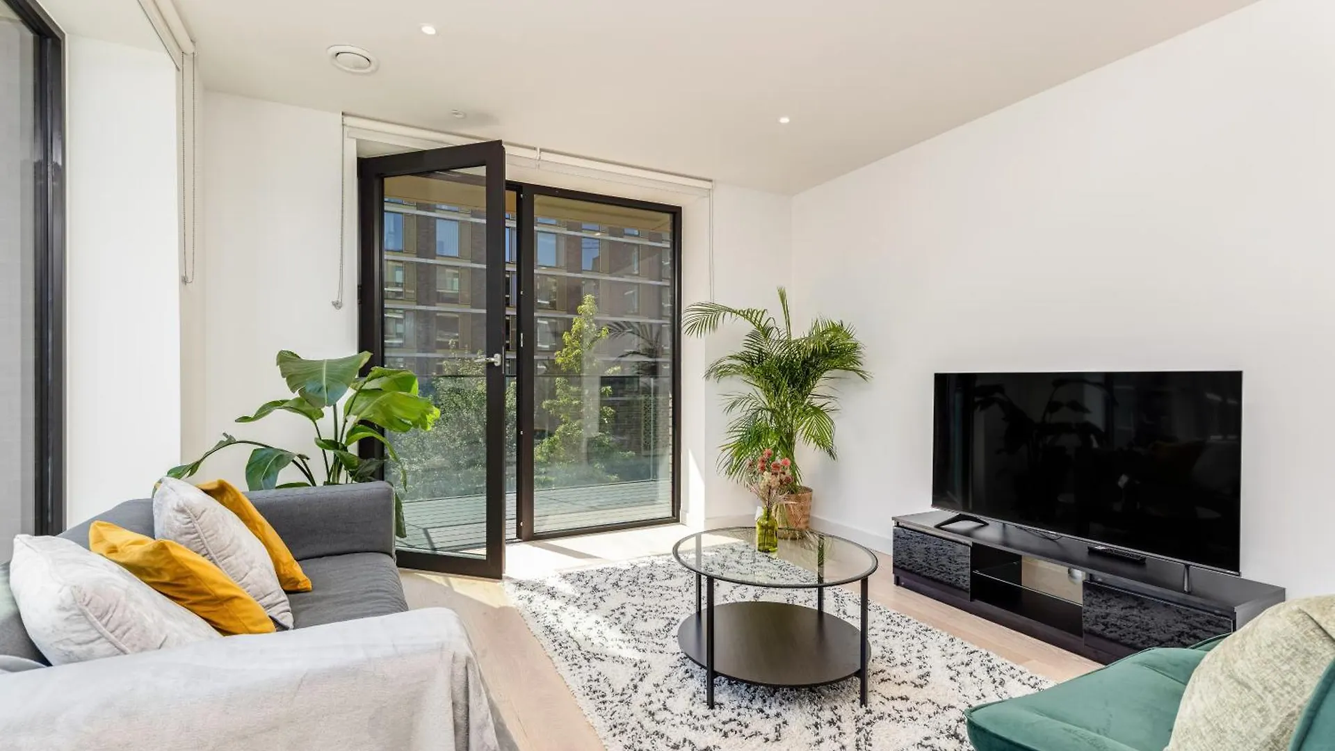 Khayat Homes - The Lasgidi - Two Bed Apt Barking  0*, Barking (Greater London)