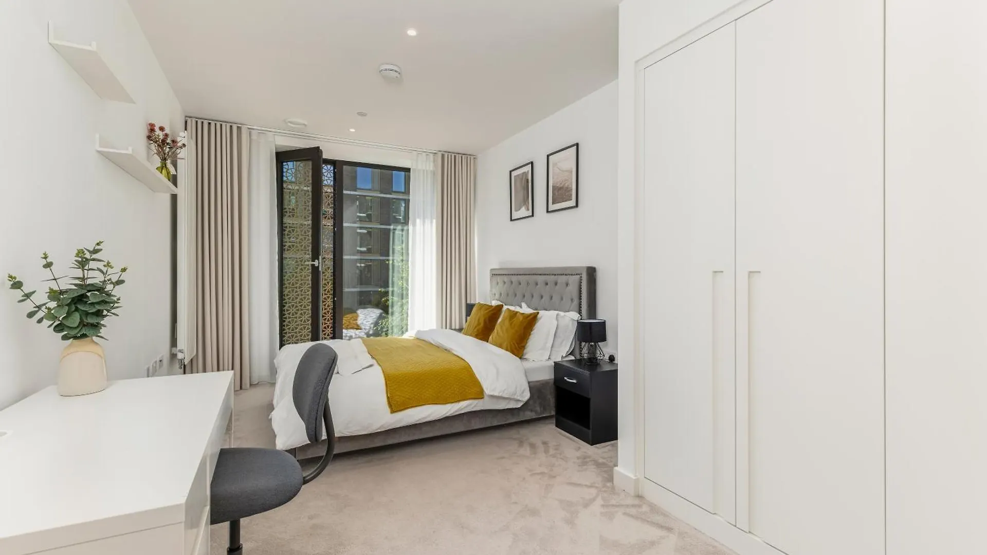 Khayat Homes - The Lasgidi - Two Bed Apt Barking  0*, Barking (Greater London)