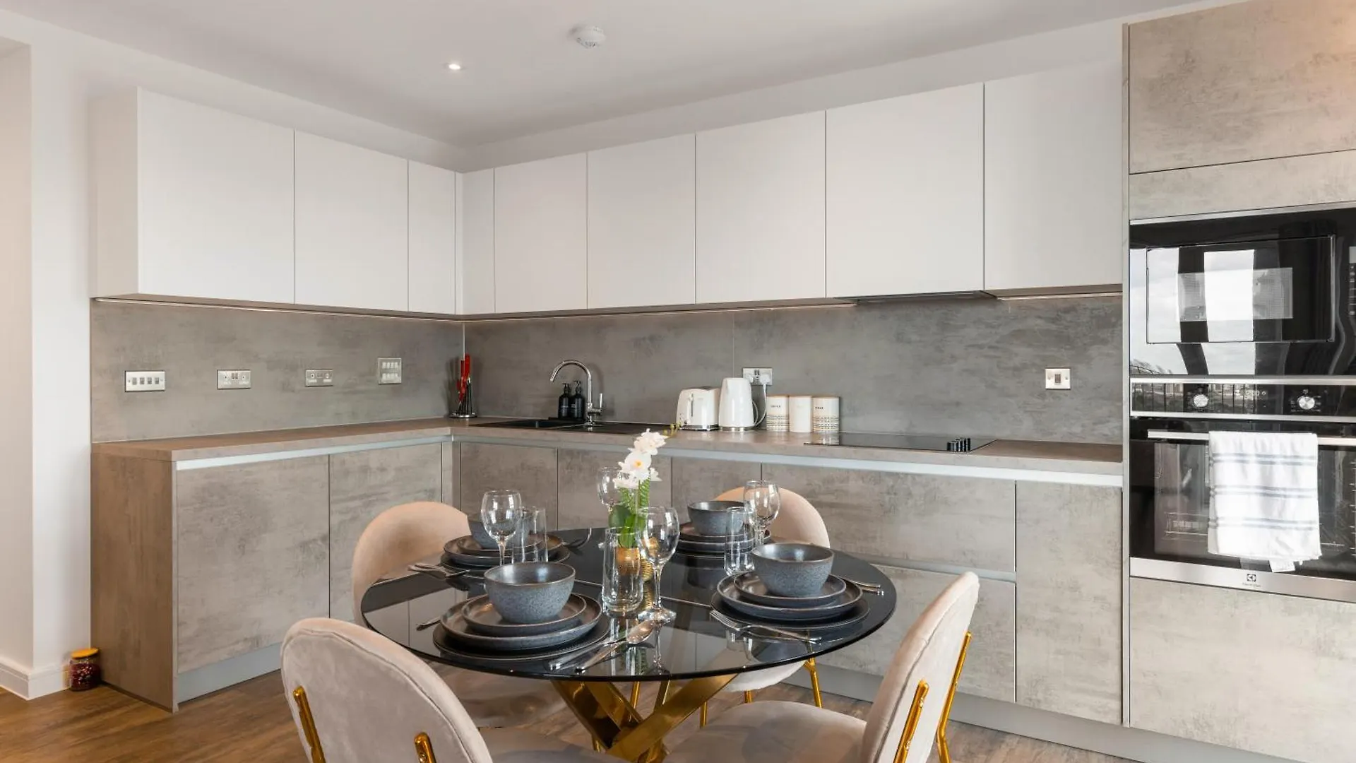 Khayat Homes - The Lasgidi - Two Bed Apt Barking  0*, Barking (Greater London)
